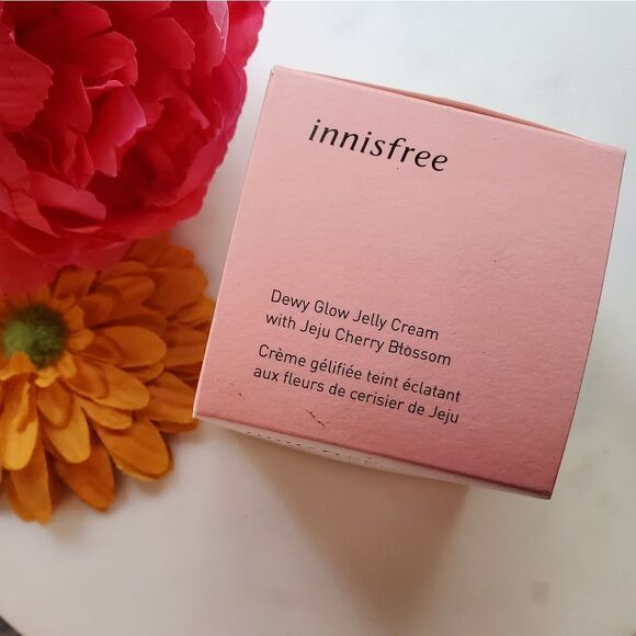Innis Dewy Glow jelly cream with cherry blossom - Picture 6 of 10